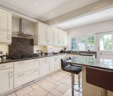 Newly Decorated Three Bedroom Cottage for Rent in Stock - Photo 4