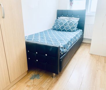 Room in a Shared House, Carmen Street, E14 - Photo 1