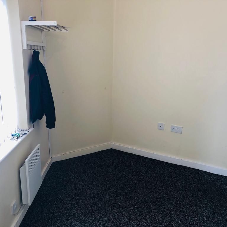 1 bedroom in a flat share to rent - Photo 1