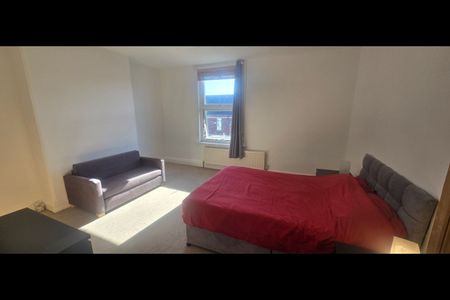 Room in a Shared House, Arthington View, LS10 - Photo 2