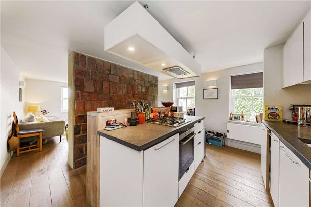 *3D Virtual Tour Available* Modern two double bedroom maisonette is located just off King Street - Photo 1