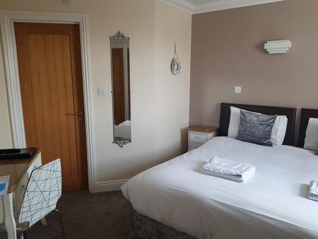 4 bedroom hotel room to rent - Photo 4