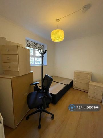 4 bedroom flat to rent - Photo 3