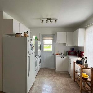 3 1/2 très ensoleillé Vieux Longueuil 1275$/mois à partir du 1 juillet - Photo 2