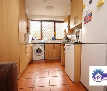 1 bedroom in a flat share to rent - Photo 2