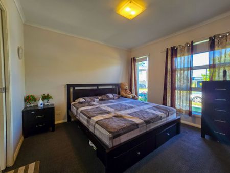 Modern Comfort in the Heart of Willowdale - 3 Bedroom Family Home - Photo 5