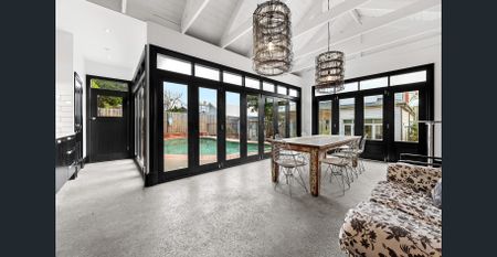 Exquisite designer home: A perfect blend of style and sophistication - Photo 4