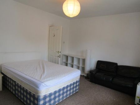 4 bedroom semi-detached house to rent - Photo 5