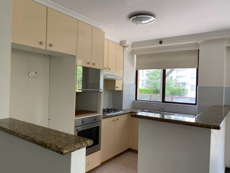 SPACIOUS, LIGHT & SUNNY, 3 BEDROOM SECURITY APARTMENT IN 'OSCAR ON HOLLYWOOD' - Photo 3