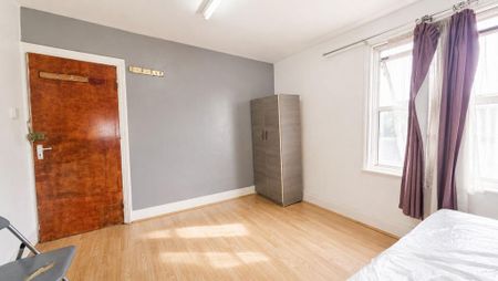 1 bedroom in a flat share to rent - Photo 2