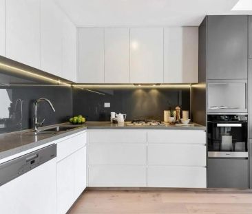 Ultra Convenient, Fully Furnished Executive Apartment - Photo 1