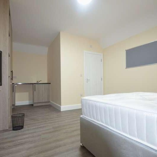 Worple Avenue, Staines-upon-thames, TW18 - Photo 1