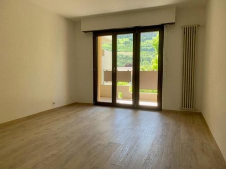 Appartement de 4 pièces partiellement rénové situé au 2ème étage avec ascenseur. - Photo 2