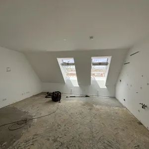 1030! Schöne 3-Zimmer DG-Maisonette mit Terrasse und 2 Bädern ab Oktober 26 - ERSTBEZUG NACH SANIERUNG! - Photo 2