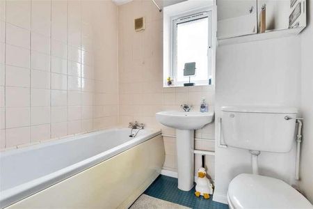 Lowestoft Drive, Cippenham, SL1 - Photo 2