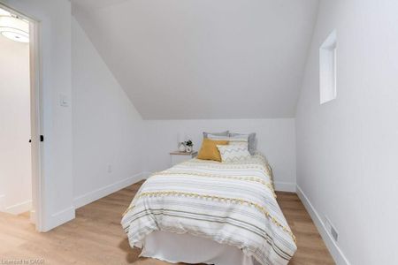 For Lease - 8 Whitfield Avenue, Hamilton, Ontario - Photo 4