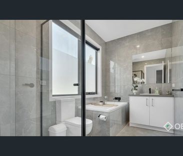 Modern 4-Bedroom Retreat Minutes from the Beach - Photo 4