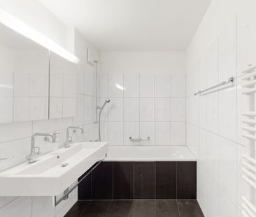 Generous and sunny apartment - Photo 6