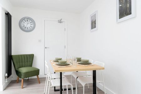 4 bedroom terraced house to rent - Photo 4