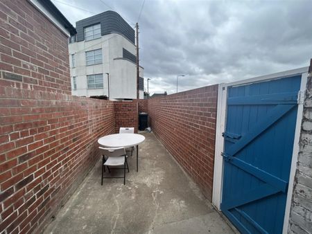 4 bedroom Student End of terrace house to rent in Glenthorn Road, Jesmond, Newcastle upon Tyne - Photo 4