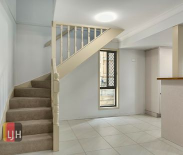 LOVELY, 2 BEDROOM TOWNHOUSE IN EVERTON PARK ! - Photo 3