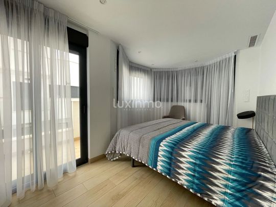 Semi-detached house with pool for rent - Photo 1