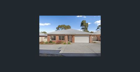 Modern 3-4 Bedroom Townhouse in the heart of Romsey - Photo 4