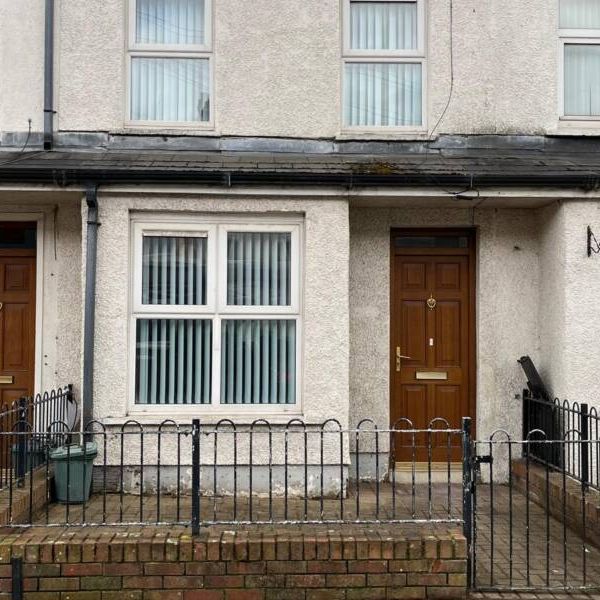 Partly Furnished 2 Bedroom Terrace - Photo 1