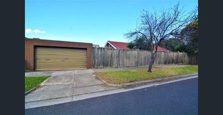 Family Home in Prime Location! - Photo 5