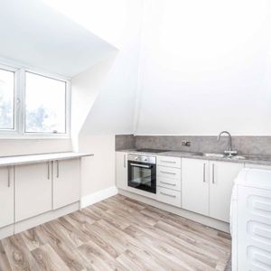 Bridge Road, KT8, London - Photo 2