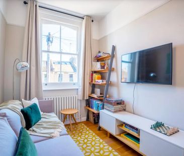 Room in a Shared Flat, Lincoln Avenue, SW19 - Photo 1