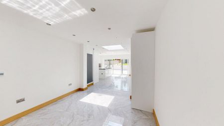 5 bedroom detached house to rent - Photo 3