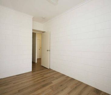 Air Conditoned Half Duplex - Huge Rumpus Room - Fenced Yard - Singl... - Photo 4
