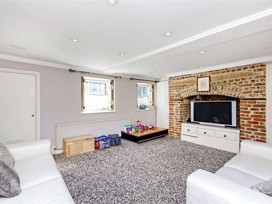 A bright and spacious five bedroom family home near Richmond Green - Photo 1