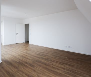 Dachgeschoss-Komfort mit Terrasse, separater Küche und Tageslichtba... - Photo 2