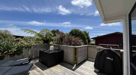 Modern Living in Westown, 4 bedroom, 2 bathroom - Photo 2