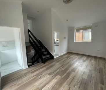 GREAT SPOT, LOW MAINTENANCE WITH A FRESH MAKEOVER! - Photo 3