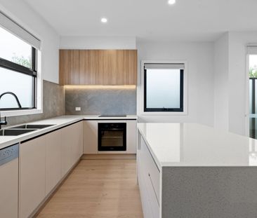 LIKE NEW TOWNHOME IN THE HEART OF ELTHAM VILLAGE SHOPPING CENTRE - Photo 3