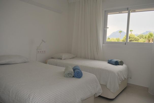 Fully renovated 2 bedroom corner apartment on the first line of Albir with swimming pool – - Photo 1