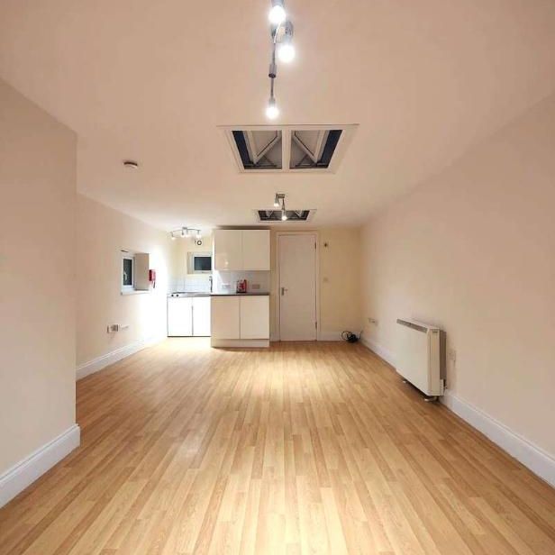 North Parade, Edgware, HA8 - Photo 1