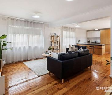 5 Raymond Road, Seaford VIC 3198 - House For Rent | Domain - Photo 2