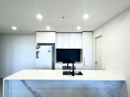 Near New Modern Aesthetic TWO bedroom + Winter Garden apartment in Melrose Park - Photo 2