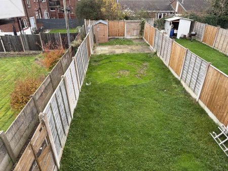 3 bedroom end of terrace house to rent - Photo 2