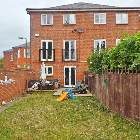 4 bedroom semi-detached house to rent - Photo 1