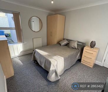1 bedroom in a house share to rent - Photo 2