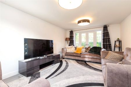 4 bedroom House in Bluebell Crescent, Woodley - Photo 2
