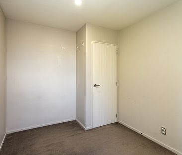 Lovely 3 bedroom townhouse with great parking options! - Photo 3