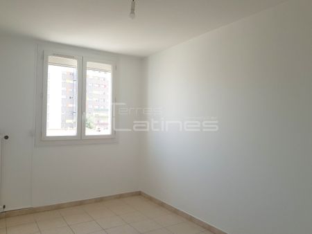 Location Appartement 4 pièces 69m² NIMES 30000 - Photo 2