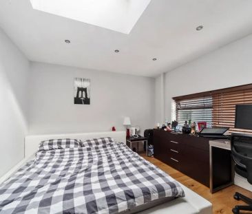 3 bedroom flat in London - Photo 1