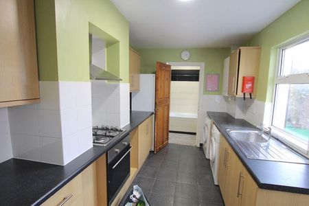 4 bedroom terraced house to rent - Photo 5